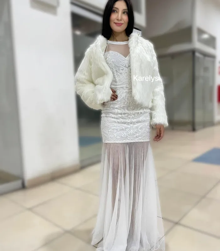 Abrigo blanco piel boda civil