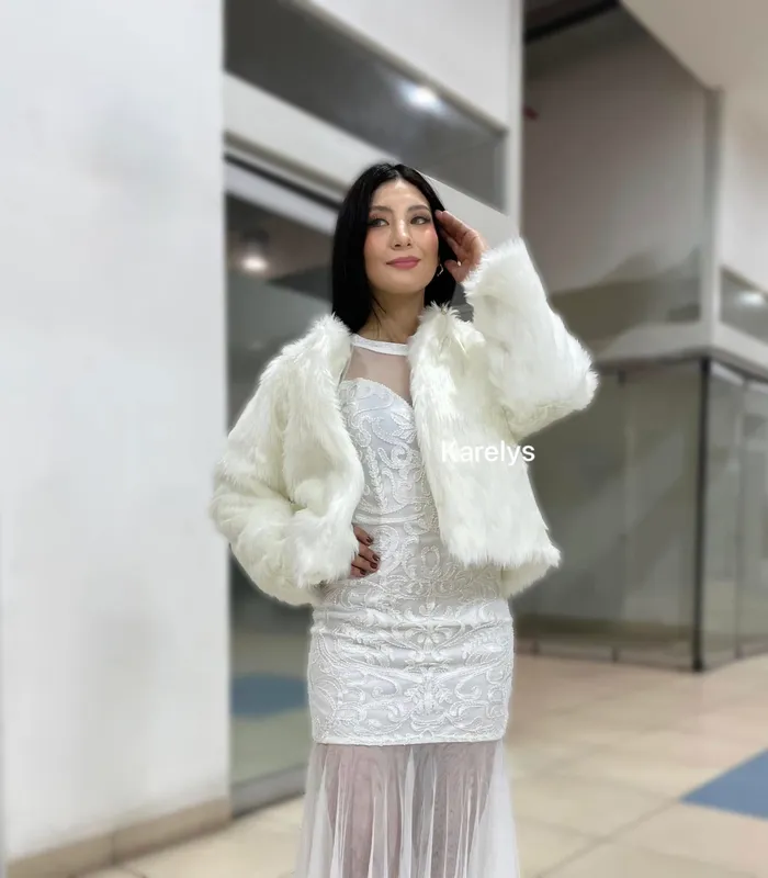 Abrigo blanco piel boda civil — miniatura 3