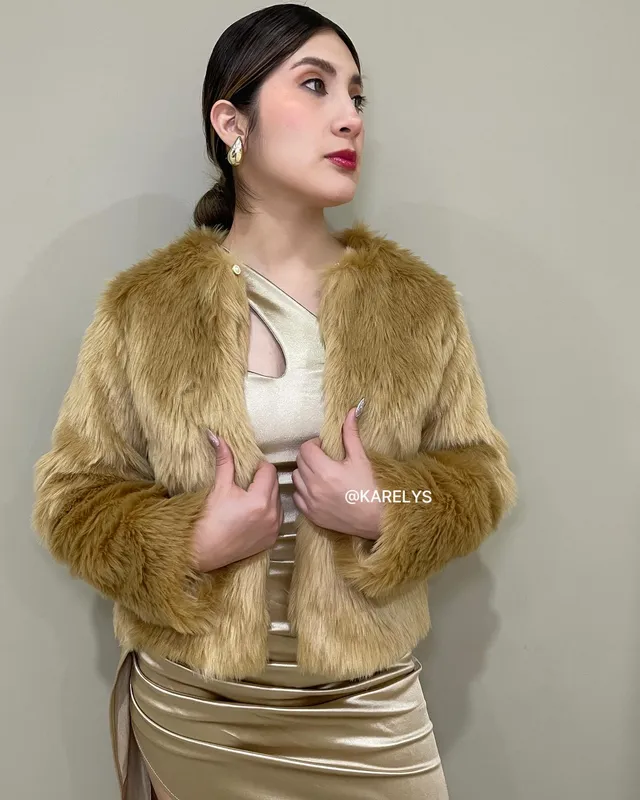 Abrigo corto beige dorado elegante