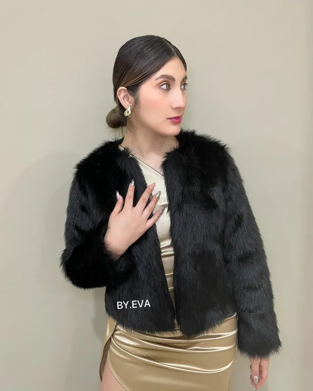 Abrigo crop negro irresistible — miniatura 2