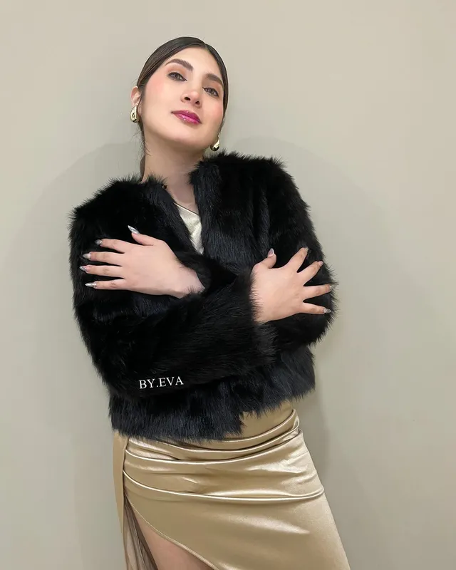 Abrigo crop negro irresistible — miniatura 3