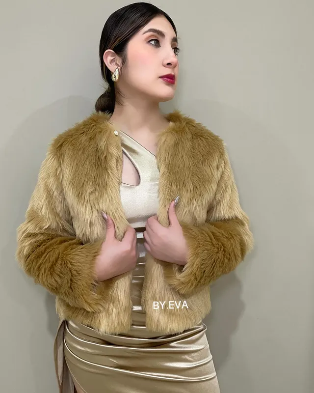 Abrigo corto dorado glamour