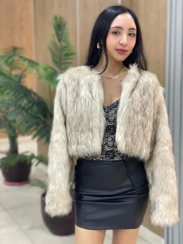 Abrigo de pelo tipo crop beige dorado — miniatura 4